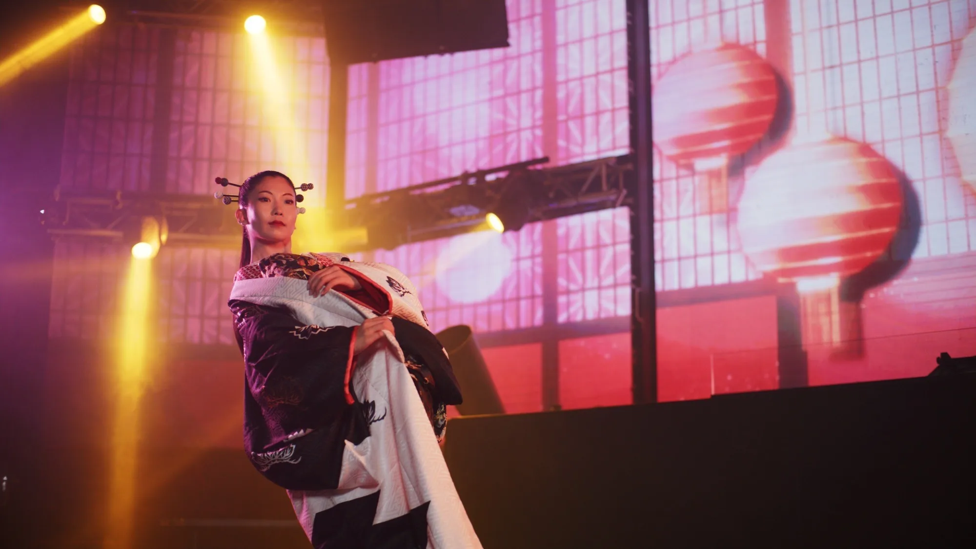 Kabuki dance in elegant costume — Ninja + Kabuki Tokyo